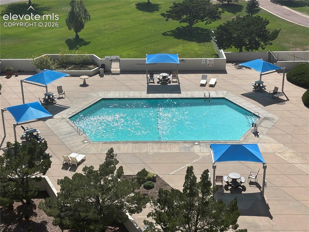 Image 14 of 15: Pool