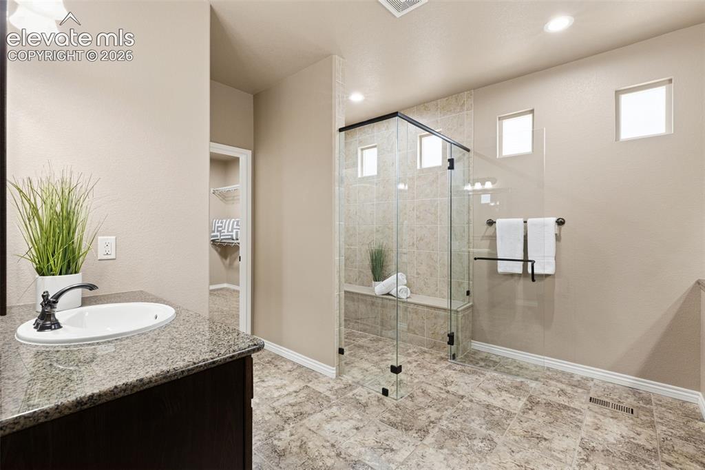 Image 19 of 43: Bathroom