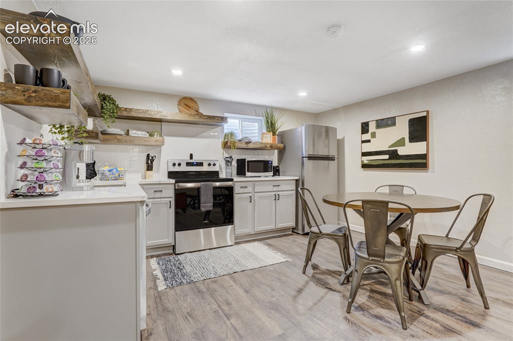 Image 18 of 49: Kitchen