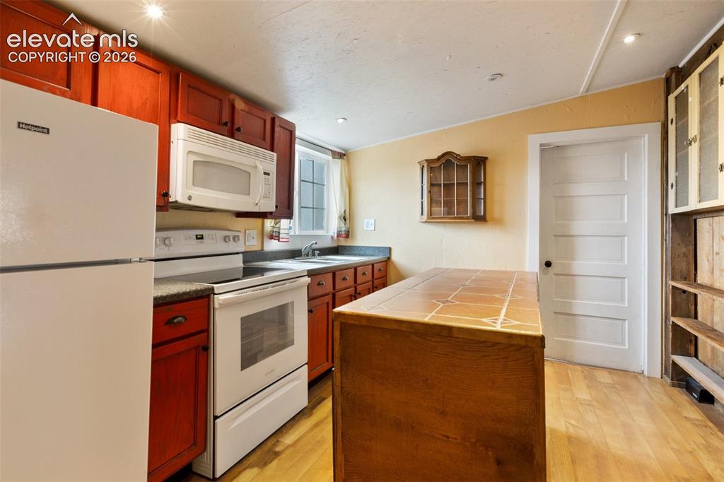 Image 12 of 45: Kitchen