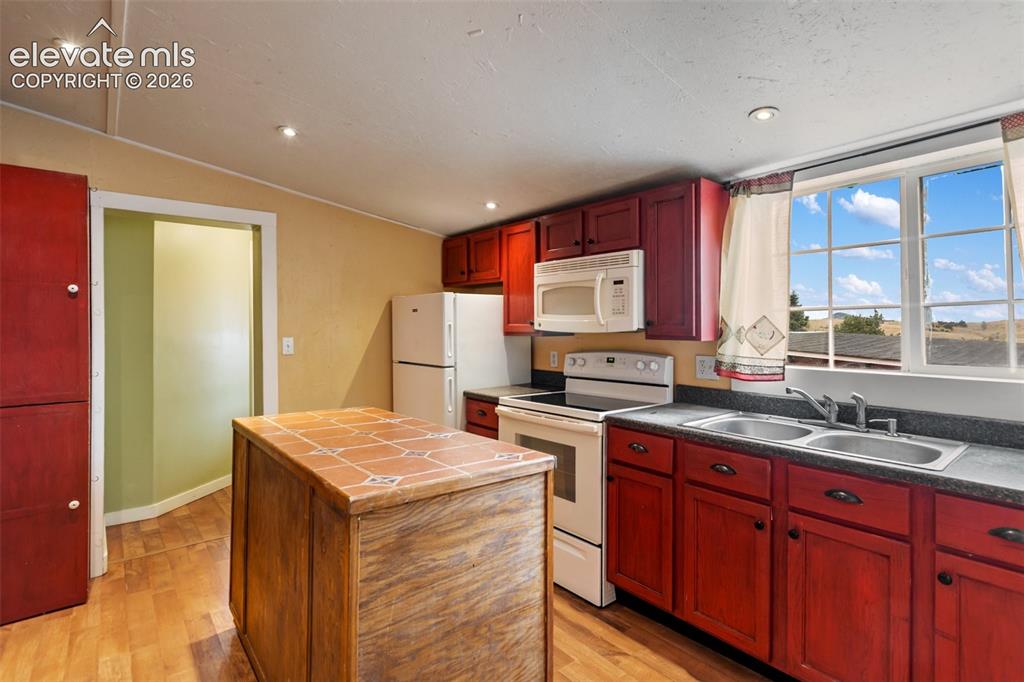 Image 15 of 45: Kitchen