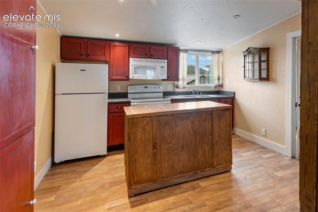 Image 16 of 45: Kitchen