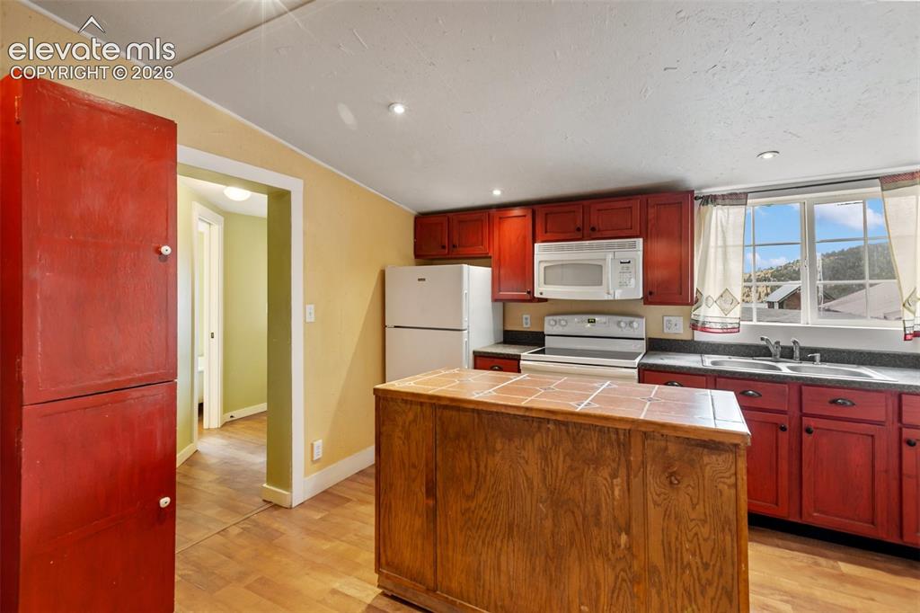 Image 17 of 45: Kitchen