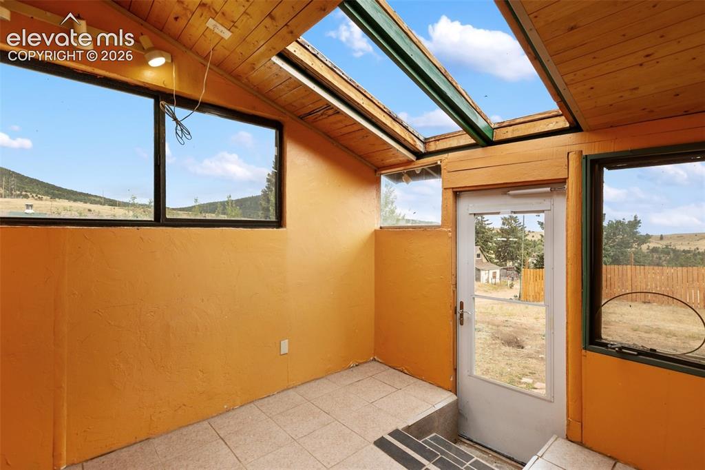 Image 19 of 45: Utility Room