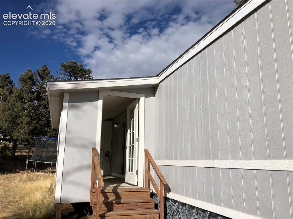 Image 22 of 25: Covered Front Porch!