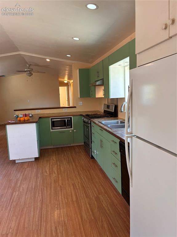 Image 8 of 25: Vaulted Ceilings