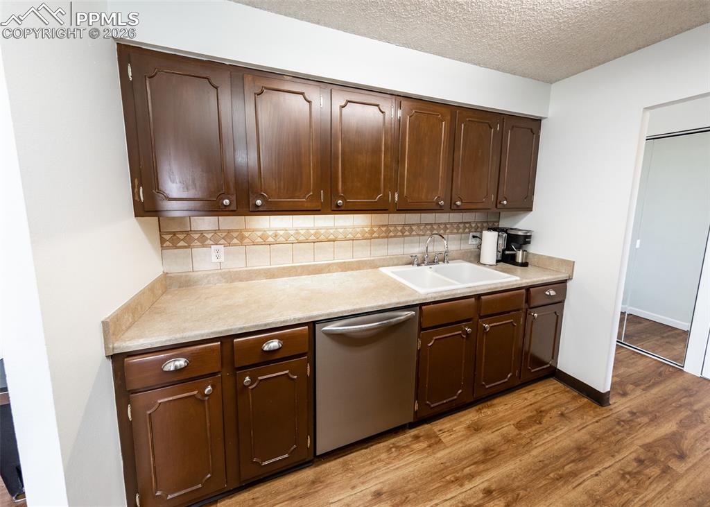 Image 11 of 28: Kitchen