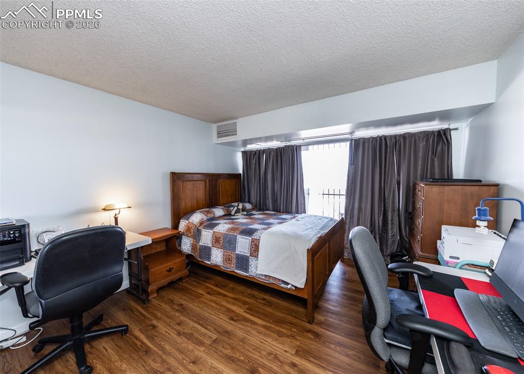 Image 13 of 28: Bedroom