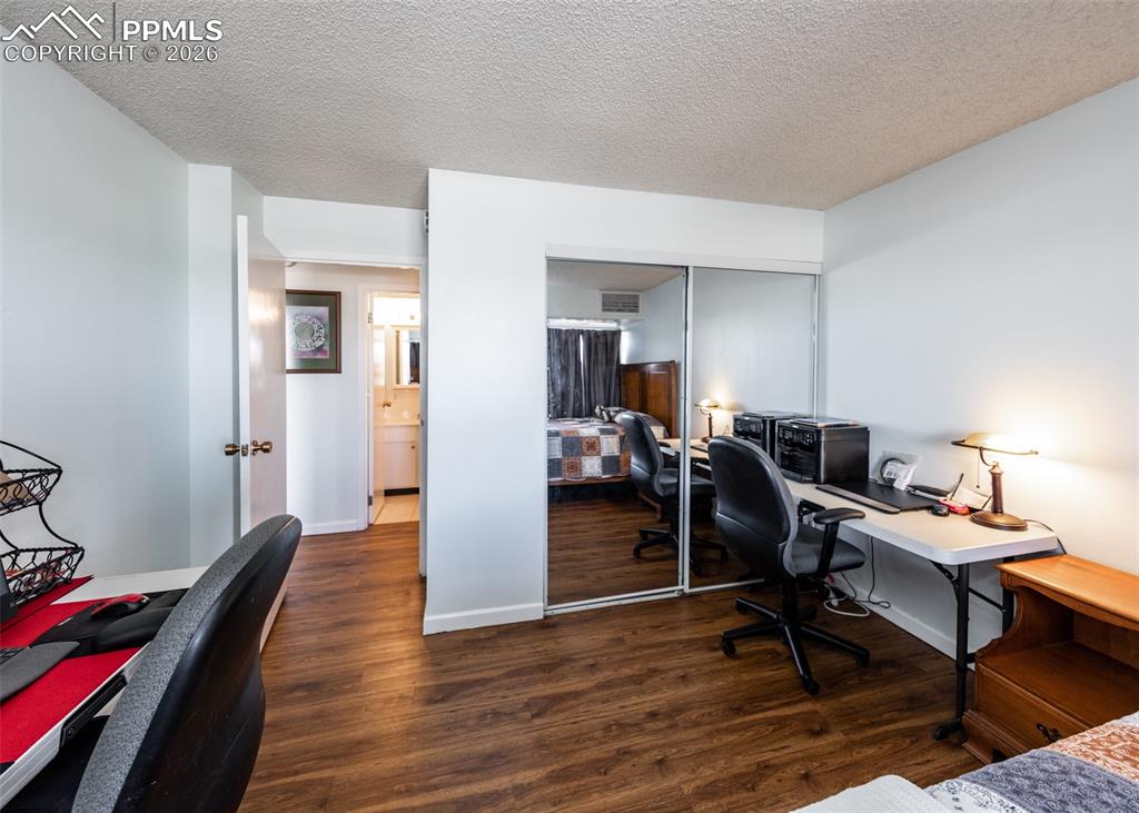 Image 14 of 28: Office