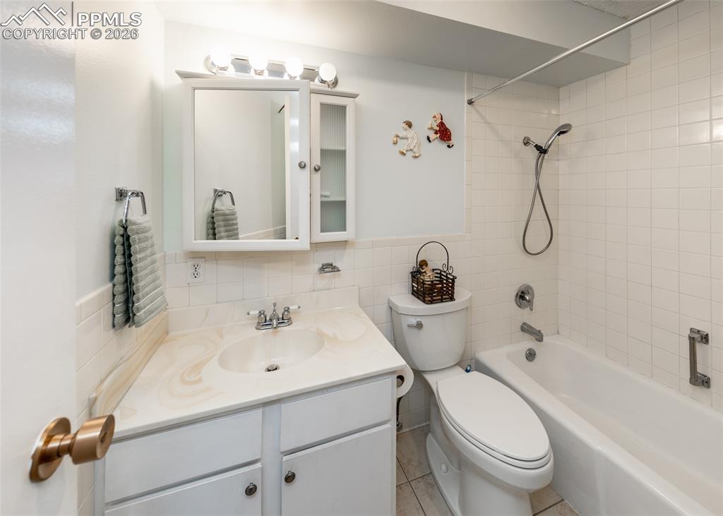 Image 15 of 28: Bathroom