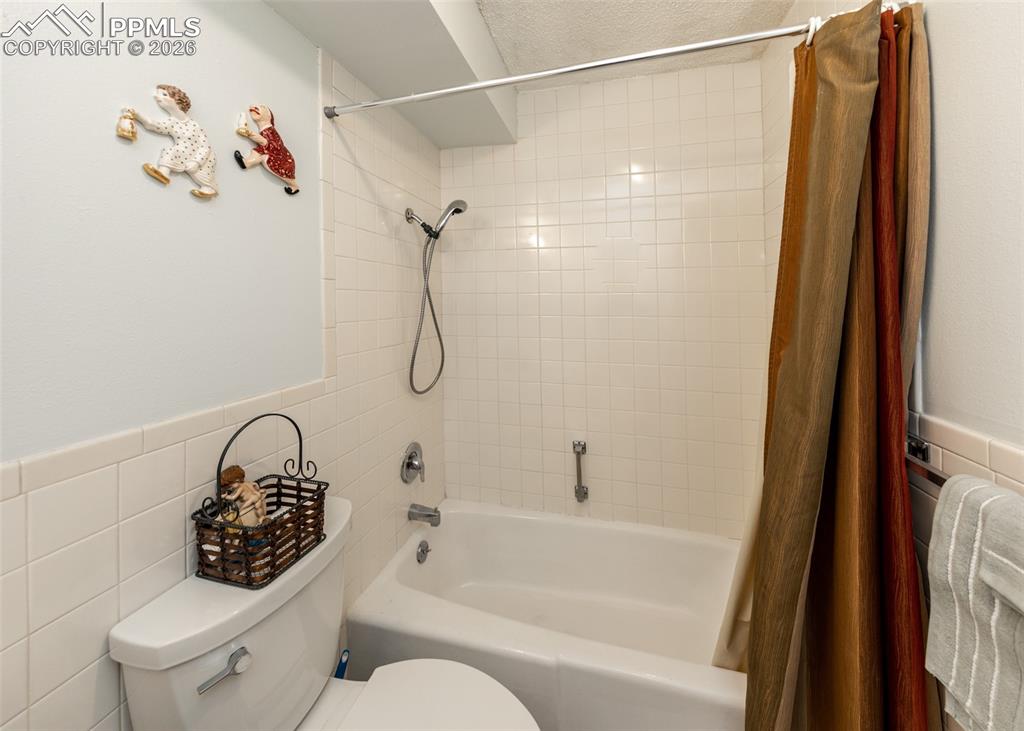 Image 16 of 28: Bathroom