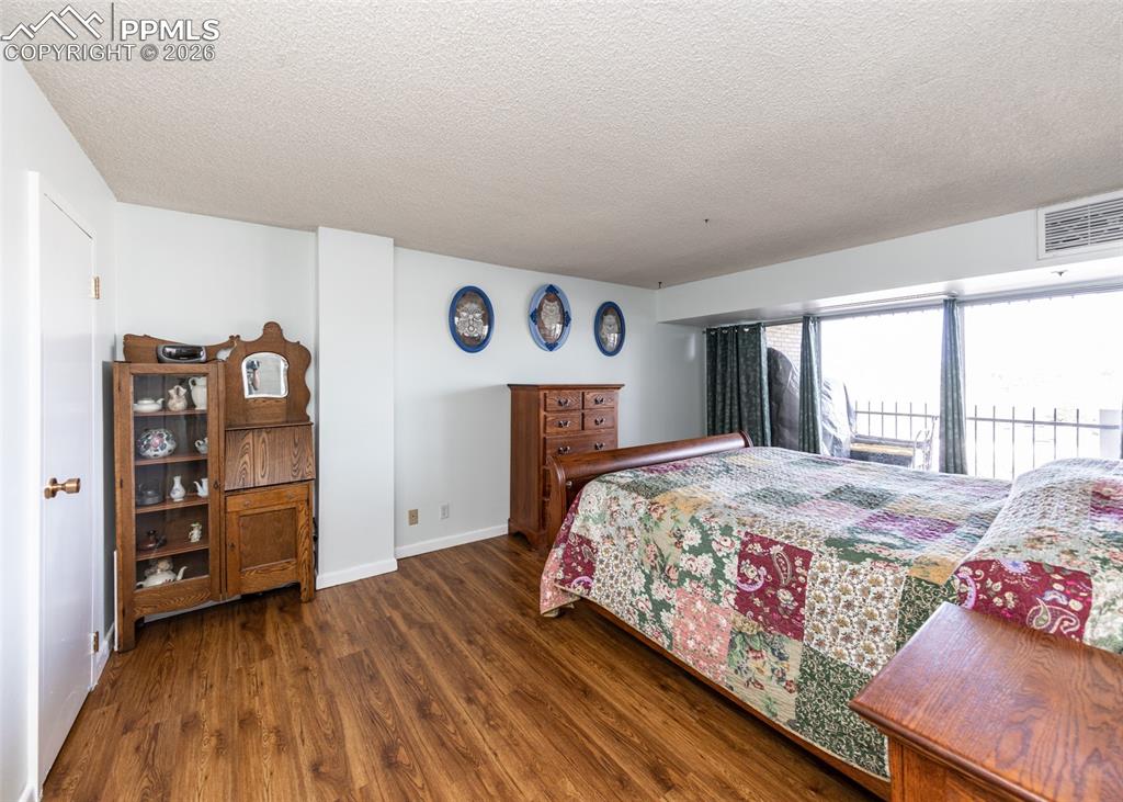 Image 17 of 28: Bedroom