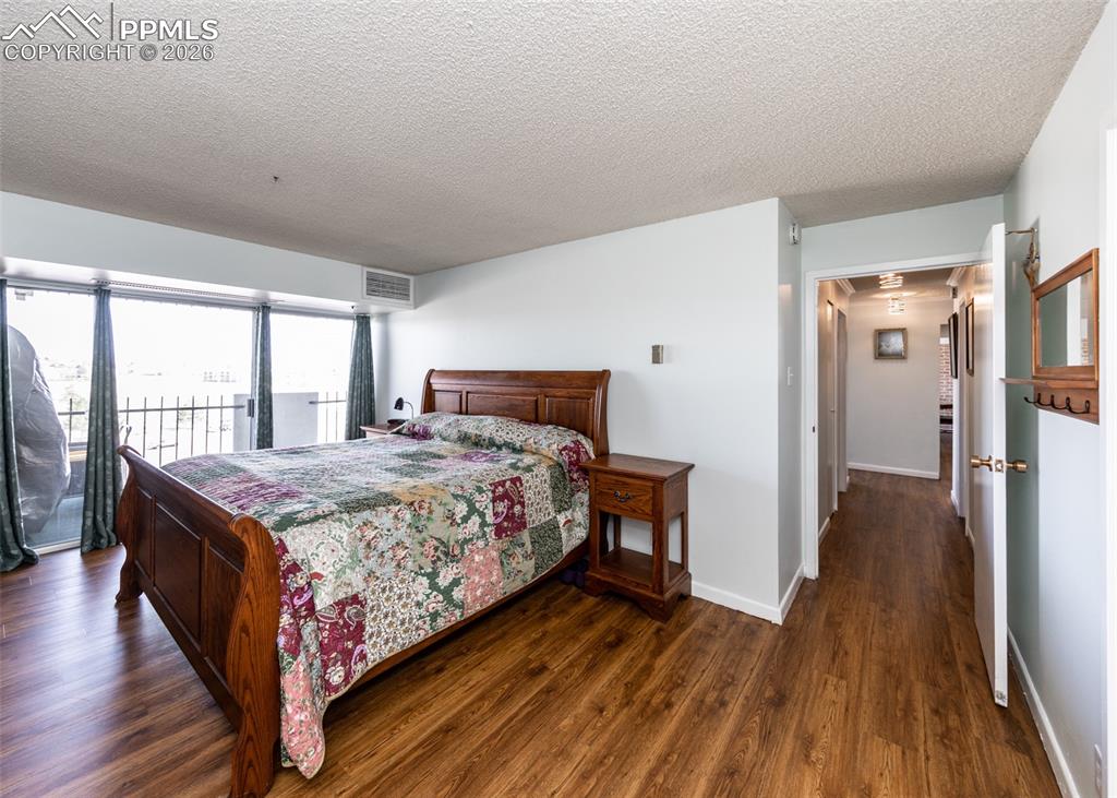 Image 18 of 28: Bedroom