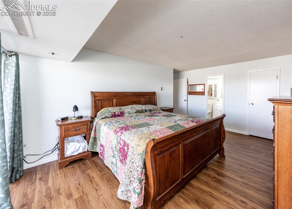 Image 19 of 28: Bedroom