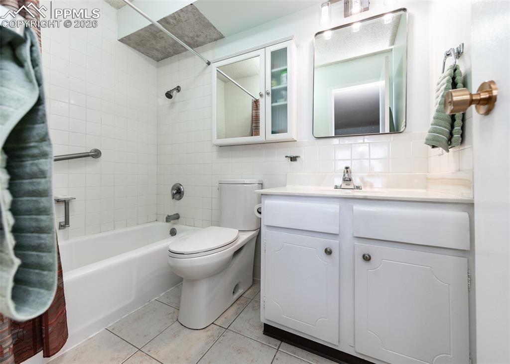 Image 20 of 28: Bathroom