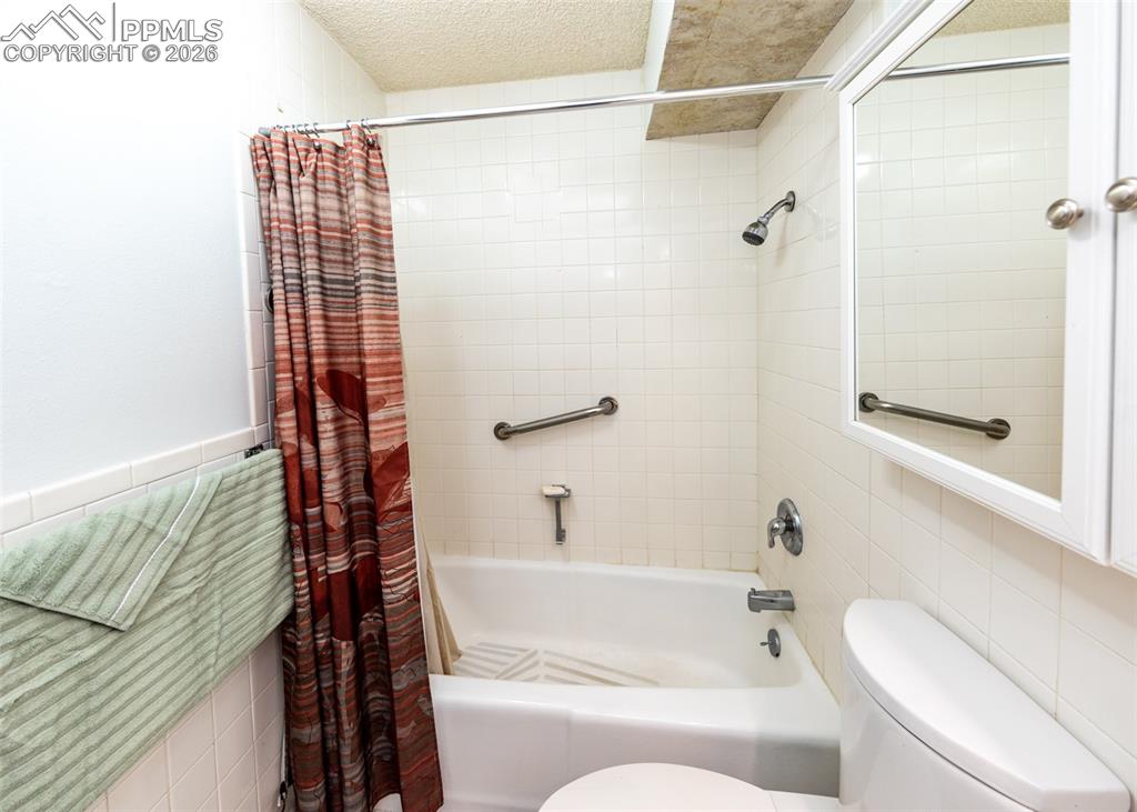 Image 21 of 28: Bathroom