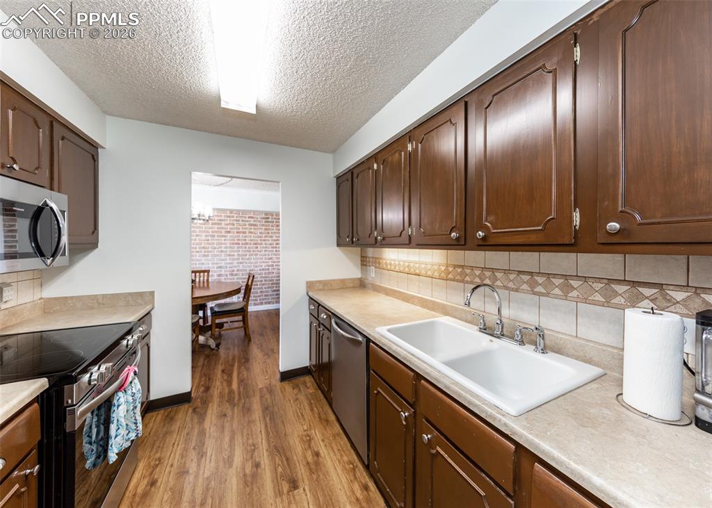 Image 9 of 28: Kitchen