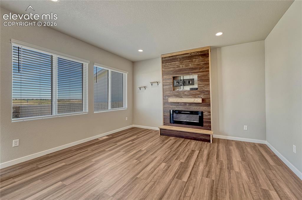 Image 5 of 30: Great room.