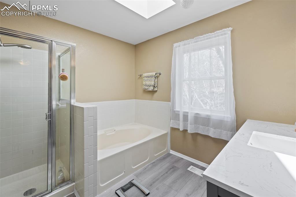 Image 19 of 42: Bathroom