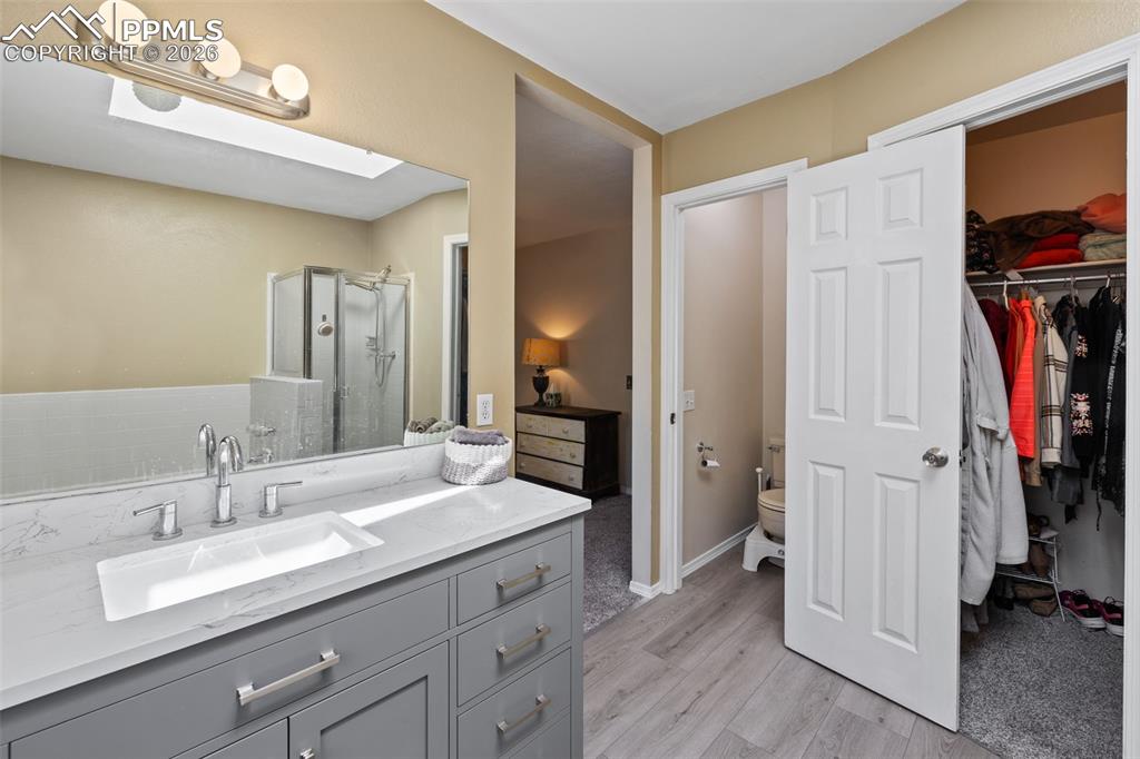 Image 21 of 42: Bathroom