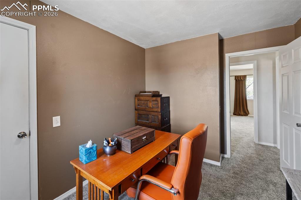 Image 23 of 42: Office