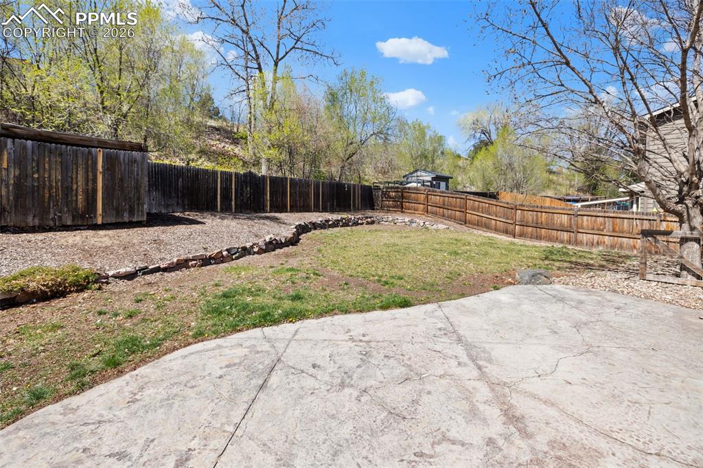 Image 33 of 42: Yard