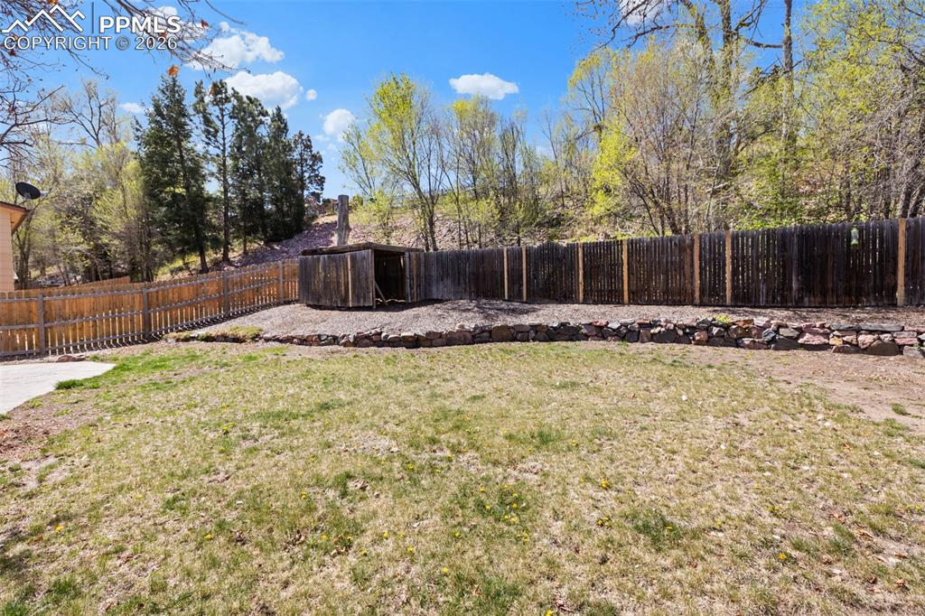 Image 37 of 42: Yard