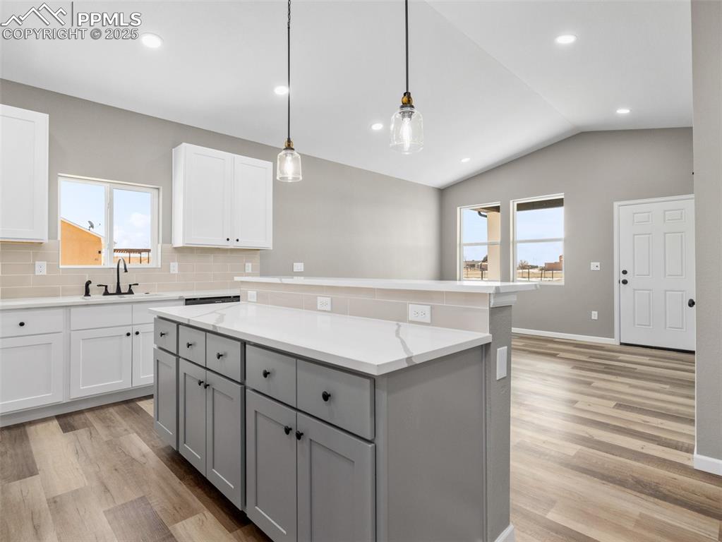 Image 4 of 25: Kitchen