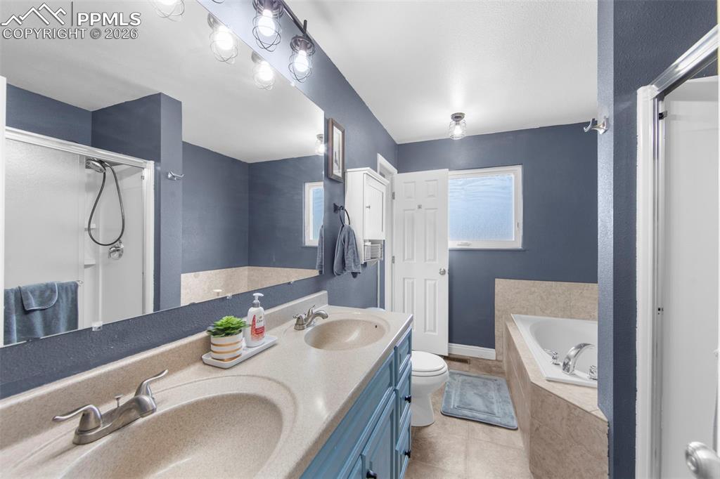 Image 15 of 36: Bathroom