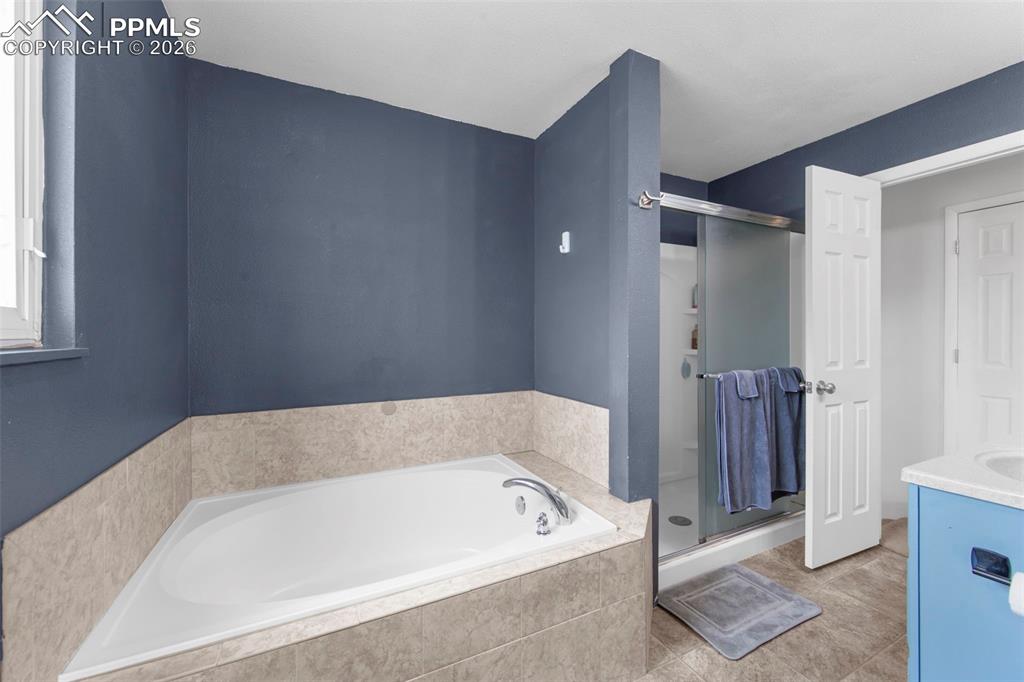 Image 16 of 36: Bathroom