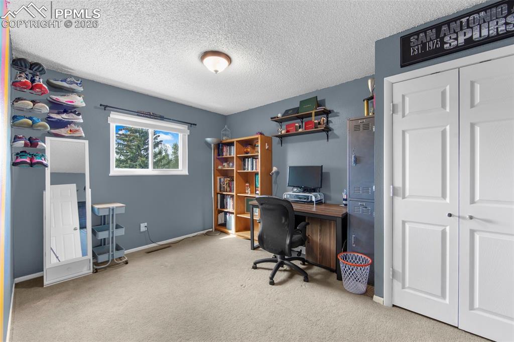 Image 18 of 36: Office