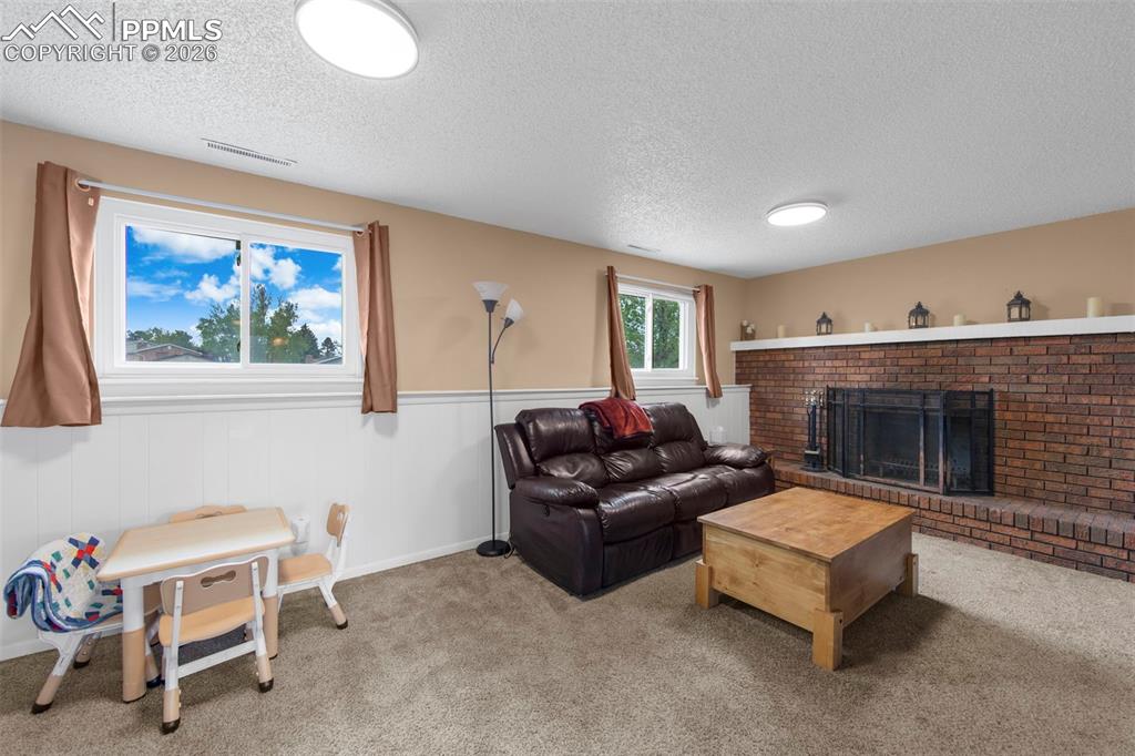 Image 19 of 36: Living Room