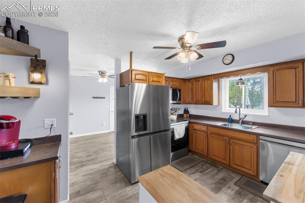 Image 9 of 36: Kitchen