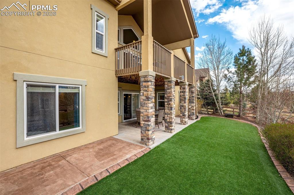 Image 13 of 50: Yard