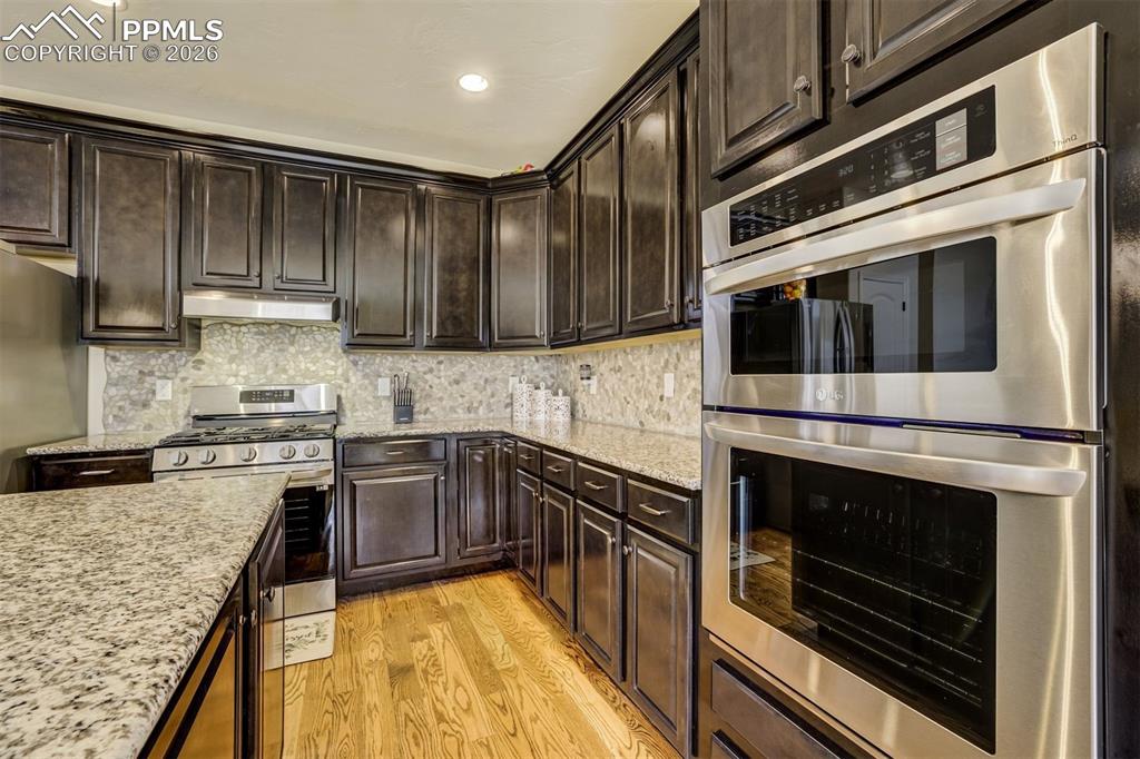 Image 14 of 50: Kitchen