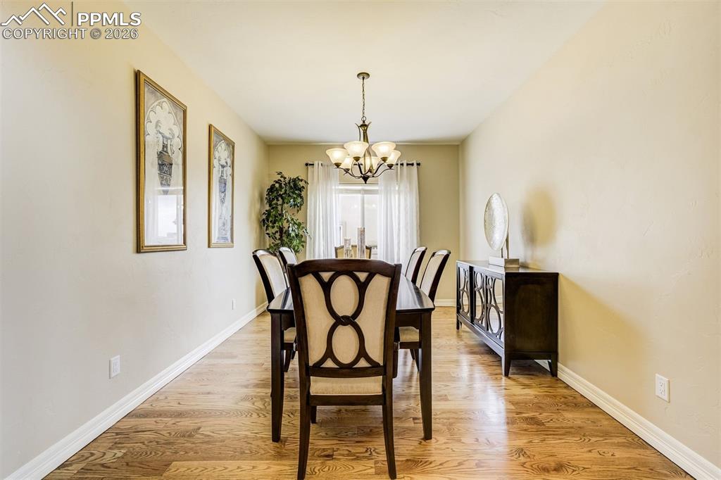 Image 16 of 50: Dining Area