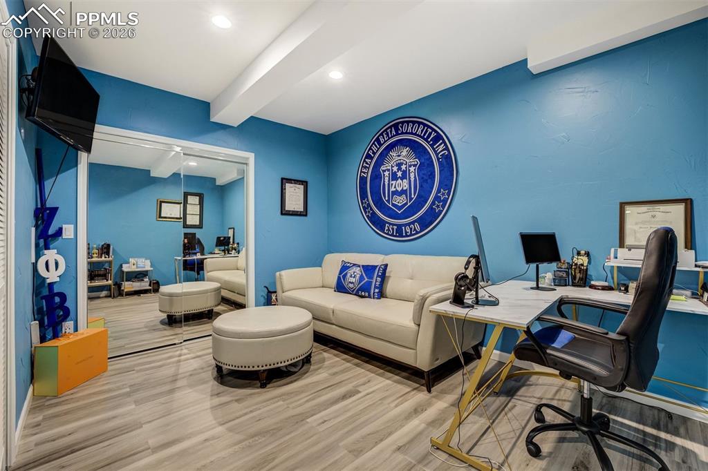 Image 20 of 50: Office