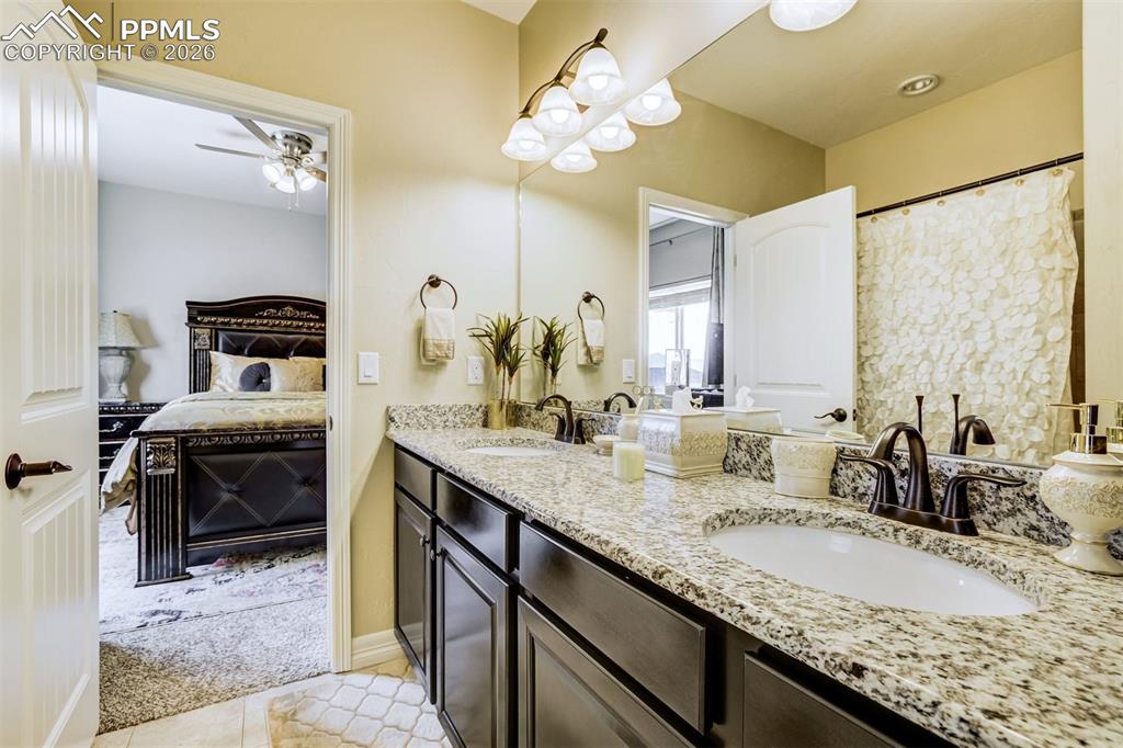 Image 21 of 50: Bathroom