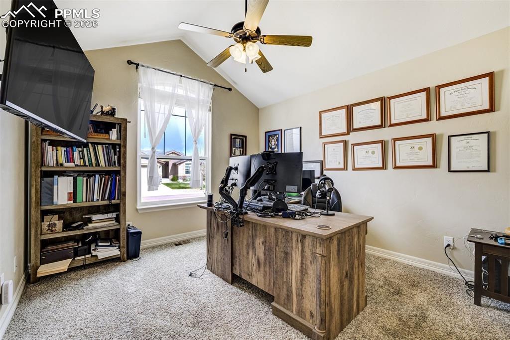 Image 22 of 50: Office