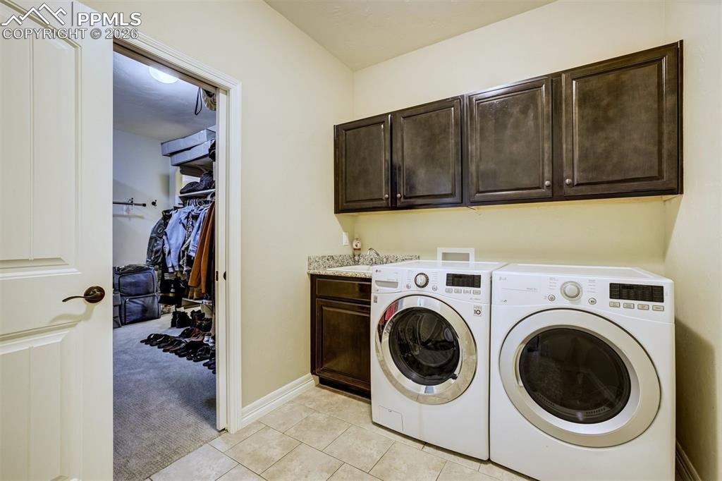 Image 23 of 50: Laundry