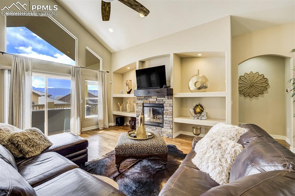 Image 30 of 50: Living Room