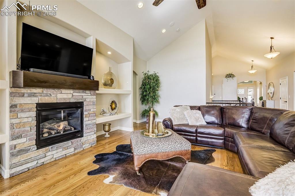 Image 31 of 50: Living Room