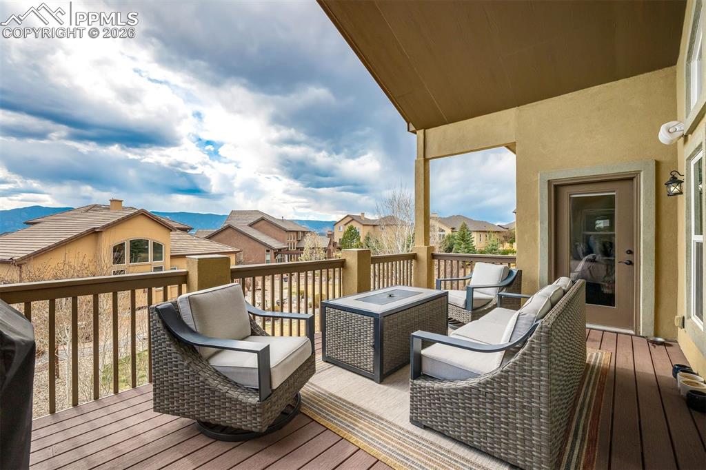 Image 32 of 50: Deck