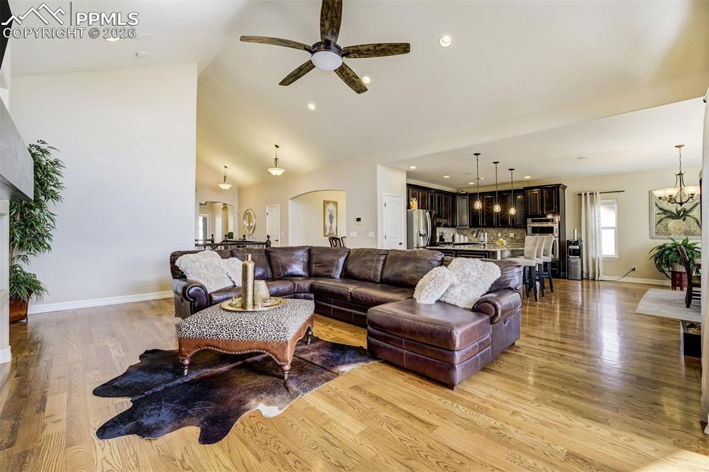 Image 33 of 50: Living Room