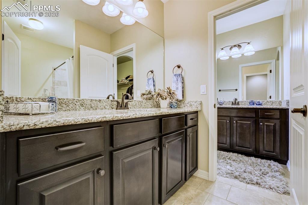 Image 37 of 50: Bathroom