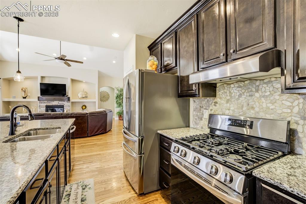 Image 38 of 50: Kitchen