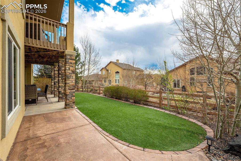 Image 42 of 50: Yard