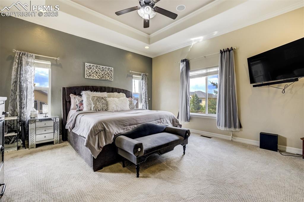 Image 7 of 50: Bedroom