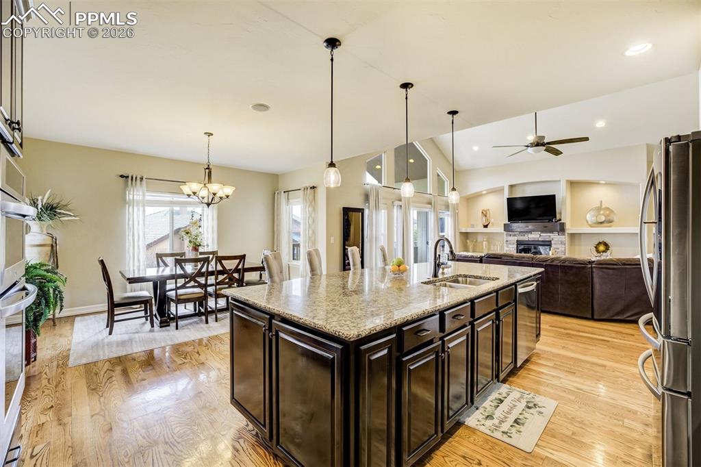 Image 9 of 50: Kitchen