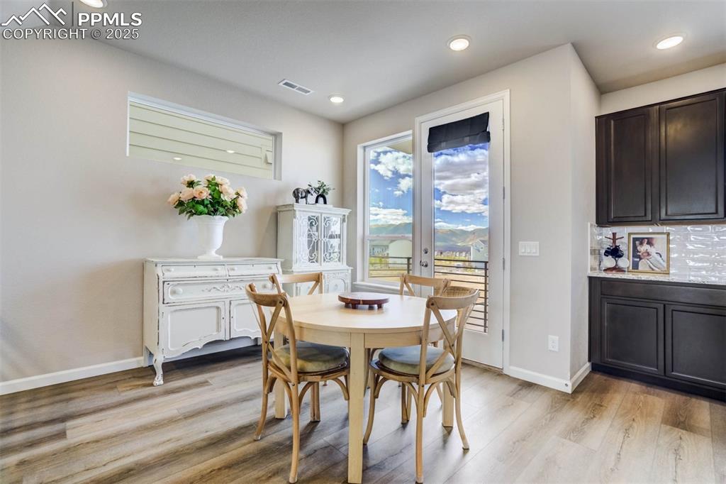 Image 23 of 45: Dining Area